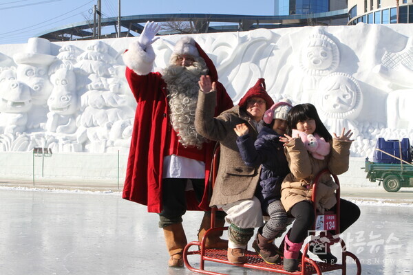 사진=화천군 제공, ,지난 2020년 1월, 화천을 방문한 핀란드 로바니에미시의 산타클로스와 엘프가 아이들과 즐거운 시간을 보내고 있다