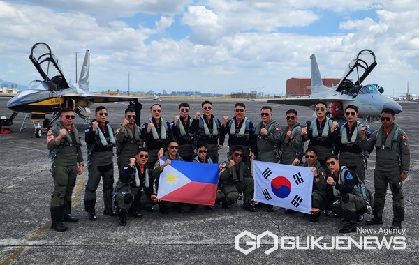(사진제공=KAI)필리핀 에어쇼에서 블랙이글스와 FA-50PH가 우정비행을 실시하고 기념 촬영을 하고 있다