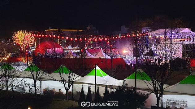 2024 논산딸기축제의 개막에 앞서 가진 전야제 야경(국제뉴스)